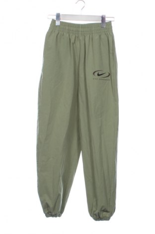 Damskie spodnie sportowe Nike, Rozmiar XS, Kolor Zielony, Cena 112,53 zł