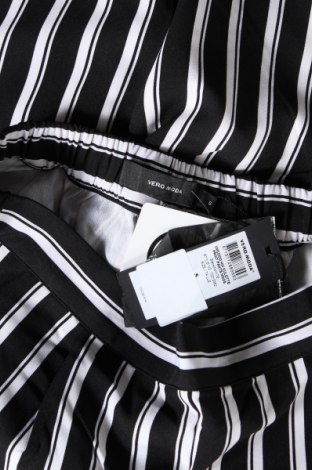Дамски панталон Vero Moda, Размер S, Цвят Черен, 96% полиестер, 4% еластан, Цена 27,60 лв.