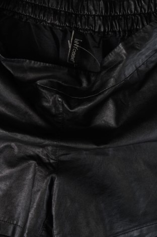 Дамски къс кожен панталон aNYcase, Размер XS, Цвят Черен, Цена 34,10 лв.