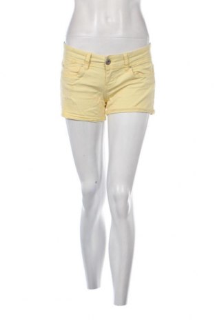 Γυναικείο κοντό παντελόνι Terranova, Μέγεθος S, Χρώμα Κίτρινο, Τιμή 4,86 €