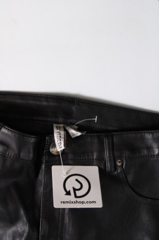 Дамски кожен панталон H&M Divided, Размер L, Цвят Черен, Цена 10,00 лв.