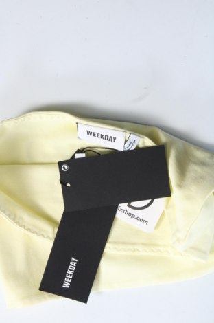 Γυναικείο αμάνικο μπλουζάκι Weekday, Μέγεθος XS, Χρώμα Κίτρινο, Τιμή 4,87 €
