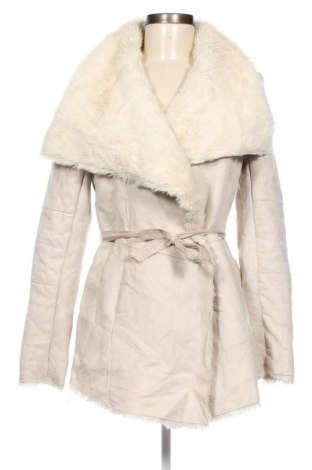 Дамско палто Bershka, Размер M, Цвят Бежов, Цена 37,45 лв.