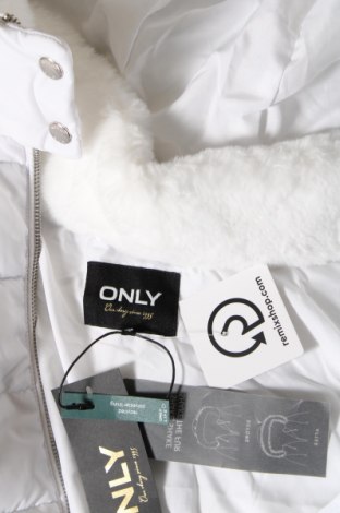 Γυναικείο μπουφάν ONLY, Μέγεθος M, Χρώμα Λευκό, Τιμή 21,56 €