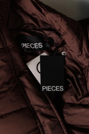 Дамско яке Pieces, Размер XS, Цвят Кафяв, Цена 27,88 лв.