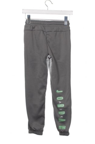 Pantaloni de trening, pentru copii Air Jordan Nike, Mărime 7-8y/ 128-134 cm, Culoare Gri, Preț 305,52 Lei