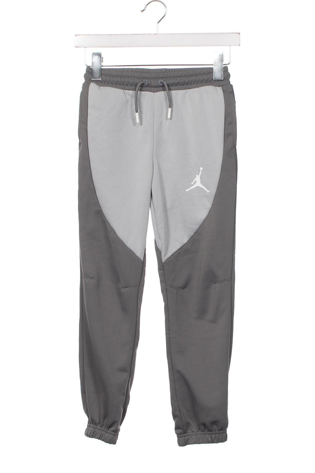 Детско спортно долнище Air Jordan Nike, Размер 7-8y/ 128-134 см, Цвят Сив, Цена 116,10 лв.