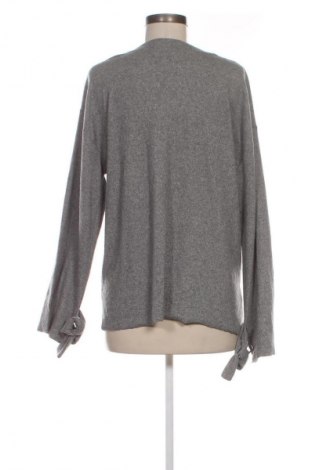 Damen Shirt Bershka, Größe M, Farbe Grau, Preis 4,99 €