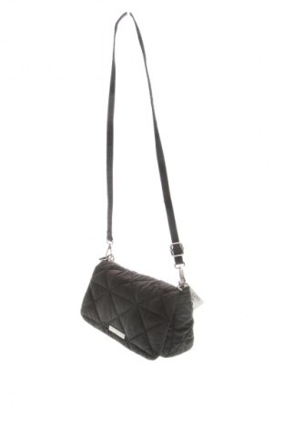 Дамска чанта Bershka, Цвят Черен, Цена 10,74 €