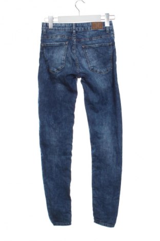 Γυναικείο Τζίν Bershka, Μέγεθος XS, Χρώμα Μπλέ, Τιμή 15,00 €
