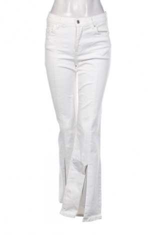 Γυναικείο Τζίν Bershka, Μέγεθος M, Χρώμα Λευκό, Τιμή 14,77 €