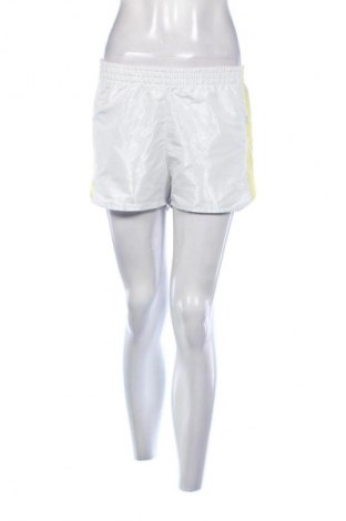 Дамски къс панталон Adidas Originals, Размер M, Цвят Многоцветен, Цена 17,00 €