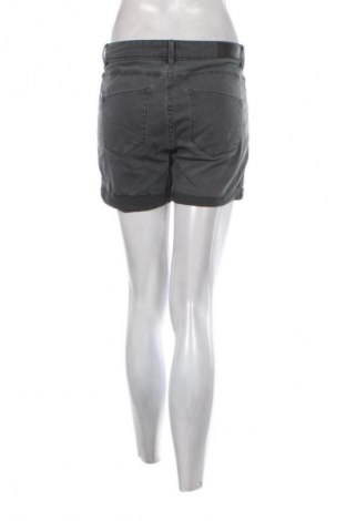 Pantaloni scurți de femei Vero Moda, Mărime M, Culoare Gri, Preț 40,99 Lei