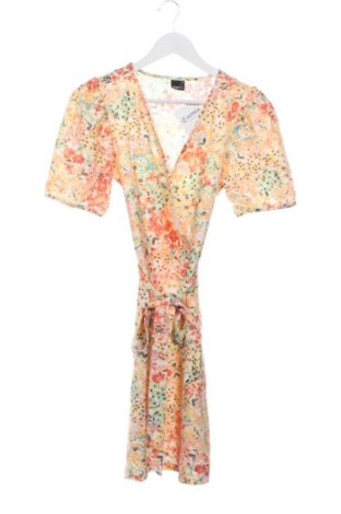 Sukienka Gina Tricot, Rozmiar M, Kolor Kolorowy, Cena 91,99 zł