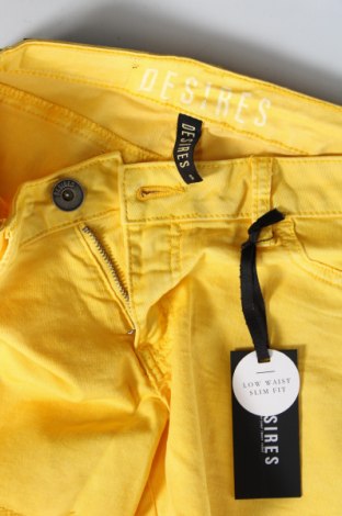 Дамски къс панталон Desires, Размер S, Цвят Жълт, Цена 23,04 лв.