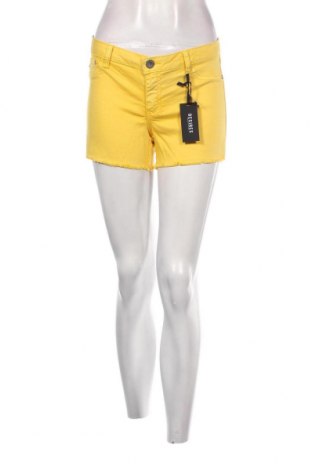 Дамски къс панталон Desires, Размер M, Цвят Жълт, Цена 23,04 лв.