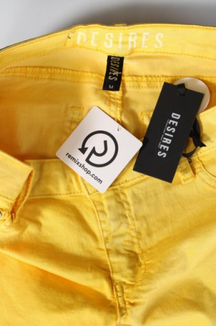 Дамски къс панталон Desires, Размер M, Цвят Жълт, Цена 24,00 лв.