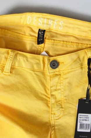 Дамски къс панталон Desires, Размер L, Цвят Жълт, Цена 23,04 лв.