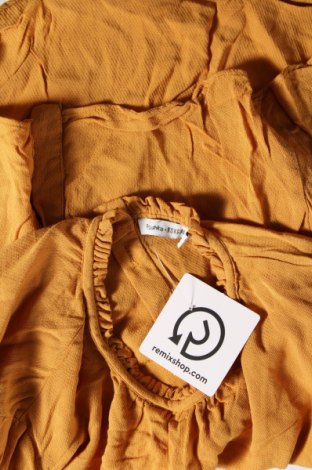 Damen Shirt Bershka, Größe XS, Farbe Gelb, Preis 2,72 €
