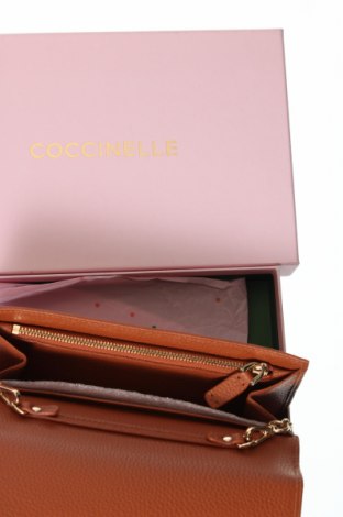 Дамска чанта Coccinelle, Цвят Кафяв, Цена 589,00 лв.