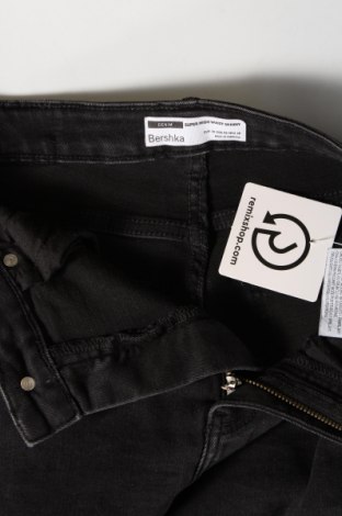 Damskie jeansy Bershka, Rozmiar M, Kolor Czarny, Cena 36,37 zł