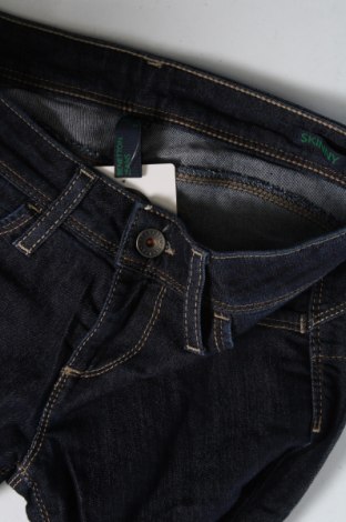 Damskie jeansy United Colors Of Benetton, Rozmiar XS, Kolor Niebieski, Cena 20,41 zł