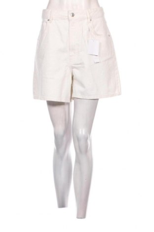 Γυναικείο κοντό παντελόνι Bershka, Μέγεθος L, Χρώμα Λευκό, Τιμή 6,39 €