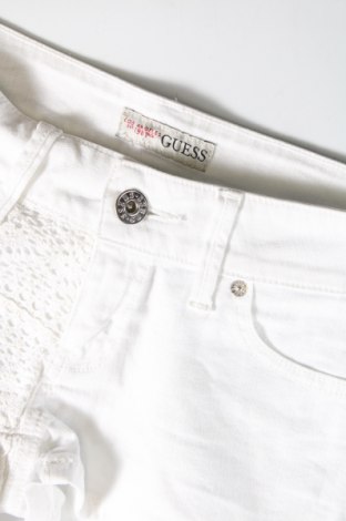 Γυναικείο κοντό παντελόνι Guess, Μέγεθος M, Χρώμα Λευκό, Τιμή 35,29 €