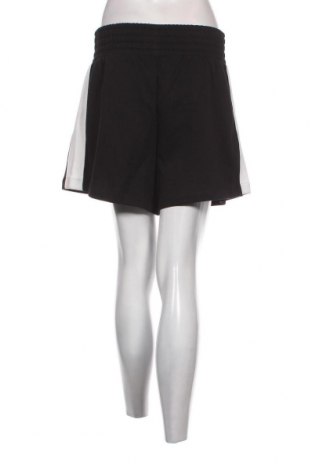 Γυναικείο κοντό παντελόνι PUMA, Μέγεθος L, Χρώμα Μαύρο, Τιμή 21,52 €