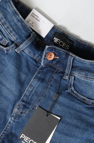 Γυναικείο κοντό παντελόνι Pieces, Μέγεθος XS, Χρώμα Μπλέ, Τιμή 7,63 €