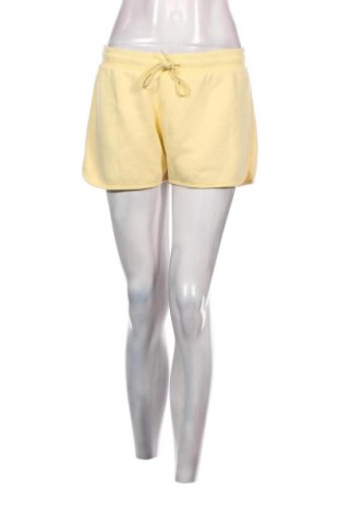 Γυναικείο κοντό παντελόνι Umbro, Μέγεθος L, Χρώμα Κίτρινο, Τιμή 7,05 €