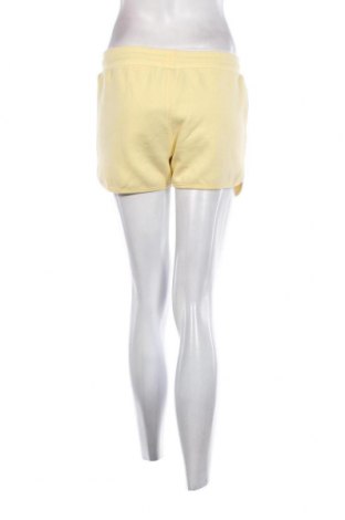 Γυναικείο κοντό παντελόνι Umbro, Μέγεθος M, Χρώμα Κίτρινο, Τιμή 5,94 €