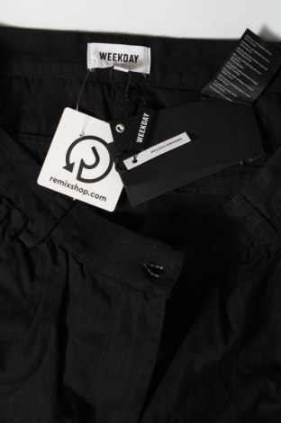 Дамски къс панталон Weekday, Размер L, Цвят Черен, Цена 15,12 лв.