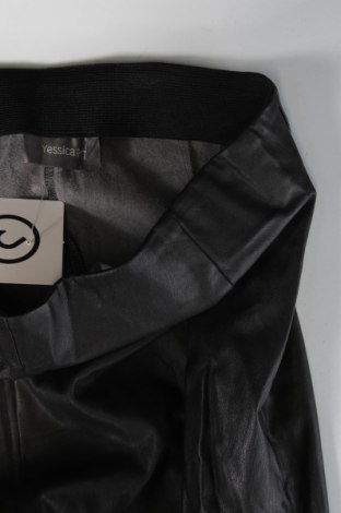 Γυναικείο παντελόνι δερμάτινο Yessica, Μέγεθος XS, Χρώμα Μαύρο, Τιμή 3,59 €
