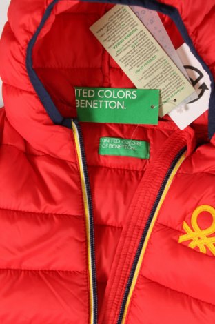 Детско яке United Colors Of Benetton, Размер 9-12m/ 74-80 см, Цвят Червен, Цена 99,00 лв.