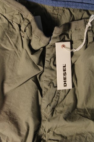 Pantaloni scurți de bărbați Diesel, Mărime L, Culoare Verde, Preț 820,00 Lei