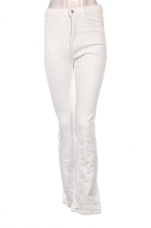 Damskie jeansy Bershka, Rozmiar S, Kolor Biały, Cena 95,99 zł