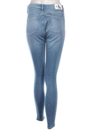 Дамски дънки Calvin Klein Jeans, Размер S, Цвят Син, Цена 157,99 лв.