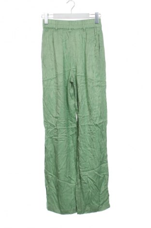 Дамски панталон Bershka, Размер XS, Цвят Зелен, Цена 8,18 €