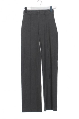 Pantaloni de femei Pull&Bear, Mărime XS, Culoare Gri, Preț 66,99 Lei