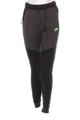 Pantaloni trening de femei Nike, Mărime S, Culoare Multicolor, Preț 294,99 Lei