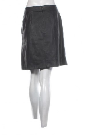 Кожена пола BOSS, Размер S, Цвят Черен, Цена 28,12 €