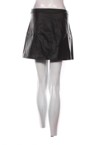 Пола Bershka, Размер M, Цвят Черен, Цена 4,60 €