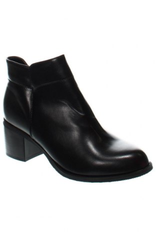 Γυναικεία μποτάκια Chc Shoes, Μέγεθος 38, Χρώμα Μαύρο, Τιμή 17,86 €