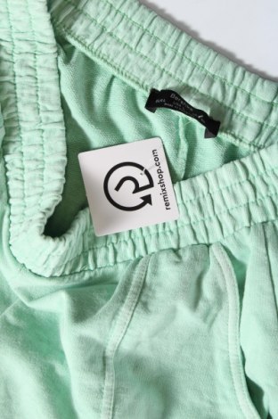 Дамски къс панталон Bershka, Размер L, Цвят Зелен, Цена 12,40 лв.