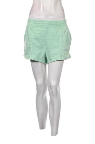 Дамски къс панталон Bershka, Размер L, Цвят Зелен, Цена 15,50 лв.