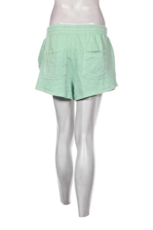Дамски къс панталон Bershka, Размер L, Цвят Зелен, Цена 12,40 лв.