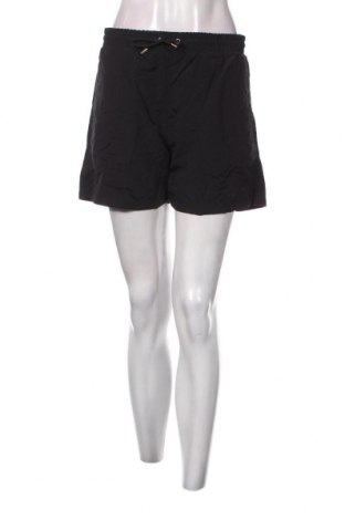 Дамски къс панталон McQ Alexander McQueen, Размер S, Цвят Черен, Цена 80,56 лв.