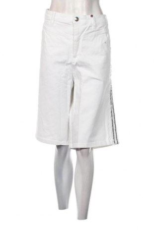 Дамски къс панталон Sheego, Размер 3XL, Цвят Бял, Цена 32,40 лв.