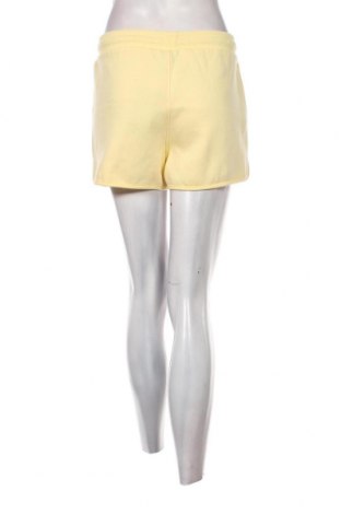 Γυναικείο κοντό παντελόνι Umbro, Μέγεθος L, Χρώμα Κίτρινο, Τιμή 6,70 €